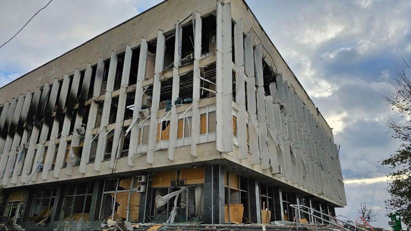 Окупанти вдарили по обласній бібліотеці Гончара у Херсоні (фото, відео)
