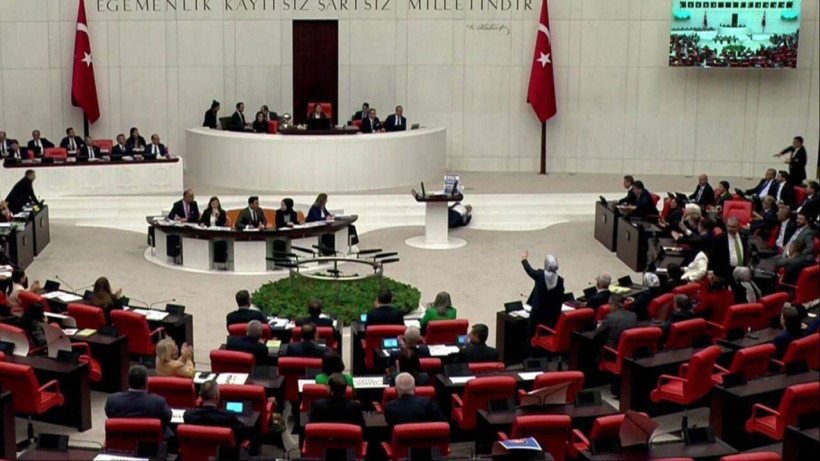 У Туреччині депутат з трибуни проклинав Ізраїль і знепритомнів через зупинку серця (відео)