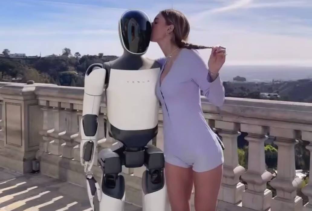 Маск найняв українську OnlyFans-модель Анну Малигон для реклами роботів Tesla