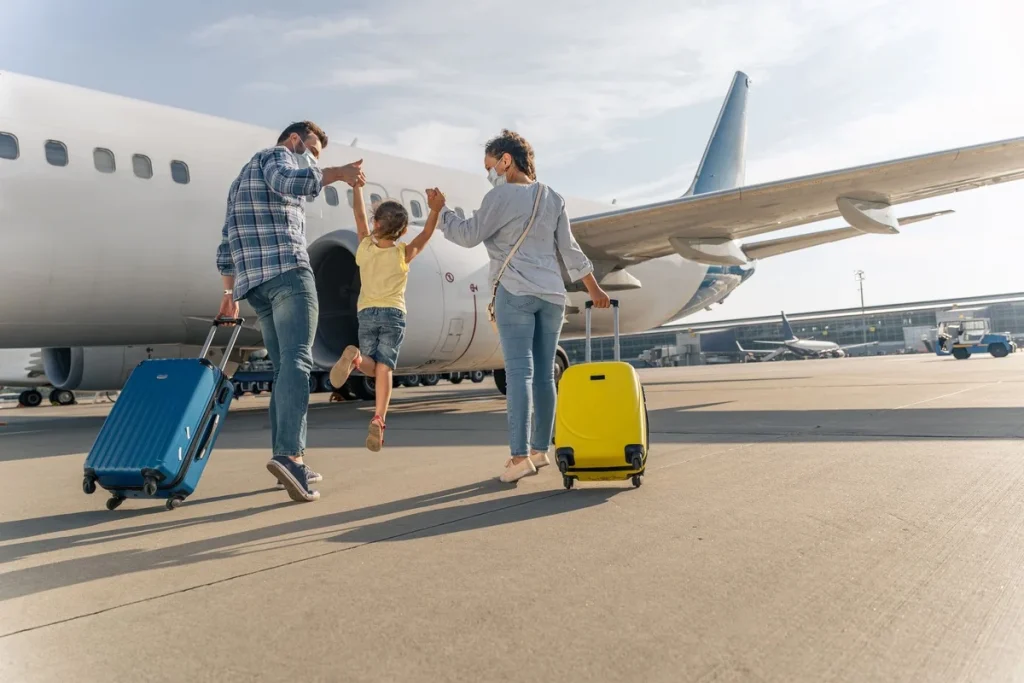 Відмова у посадці на літак- Back-View-Of-Happy-Family-Boarding-A-Plane-Ahead-Of-International-Travel