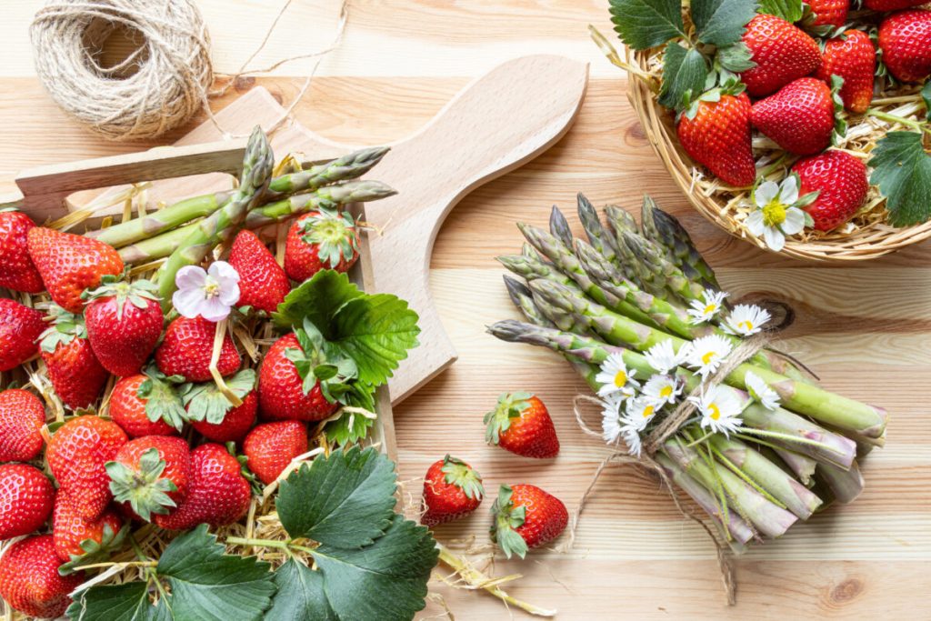 Користь сезонних овотів та фруктів - strawberry-asparagus-1200x800