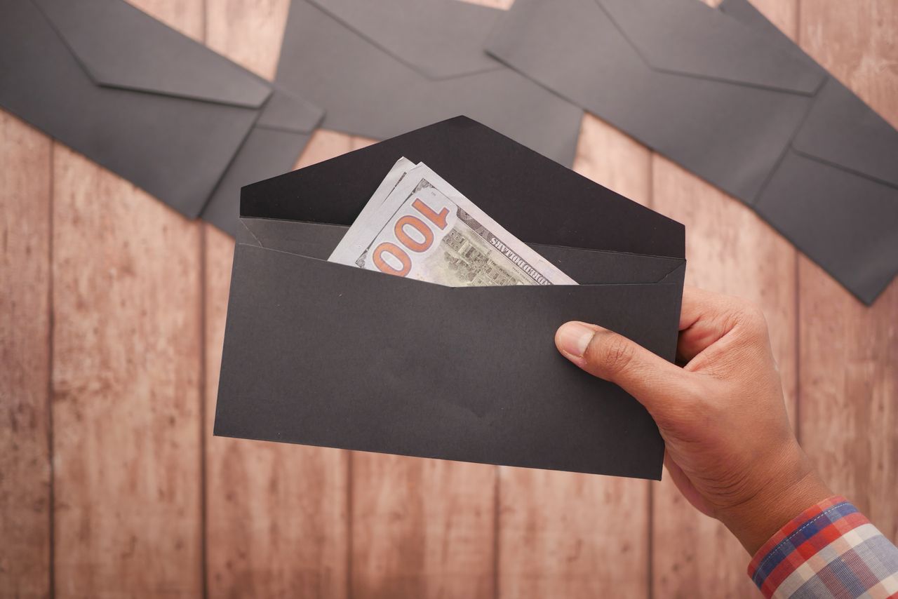 Як не витрачати відкладені гроші - pexels-towfiqu-barbhuiya-3440682-11327902