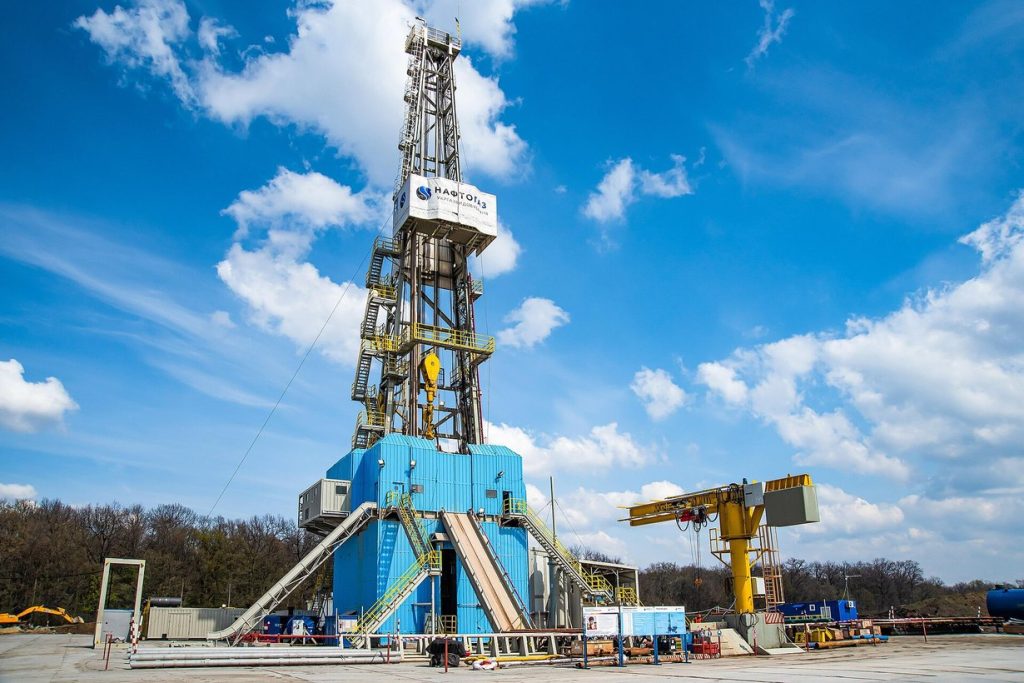 Бурова установка на газовому родовищі в Україні