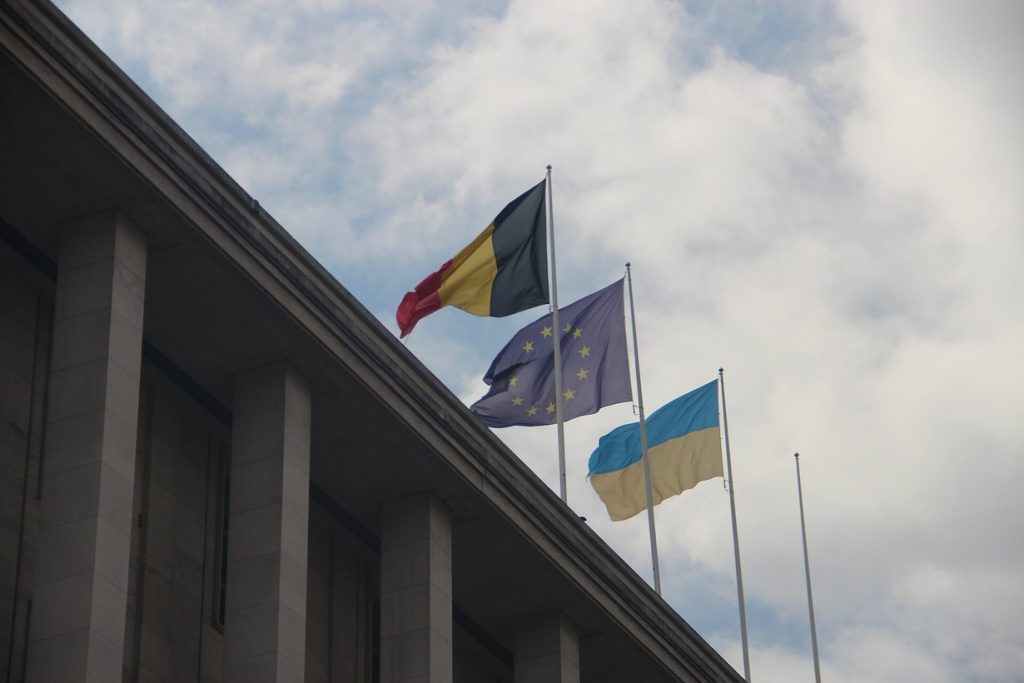 Прапори Бельгії, Євросоюзу та України на флагштоках