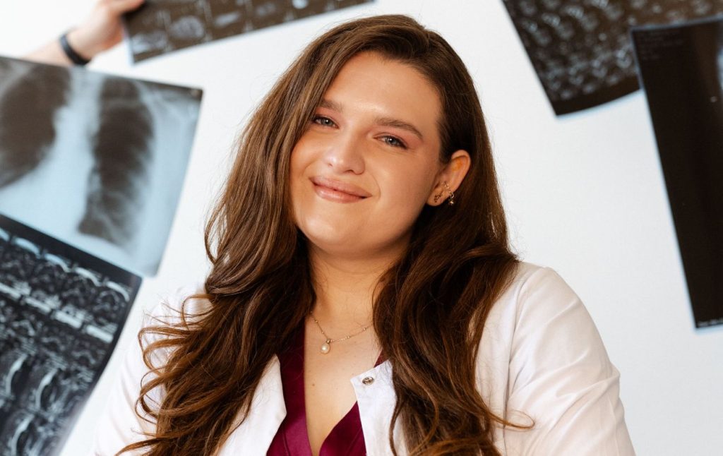 Співачка iSKra стала ЛОР-інтернкою