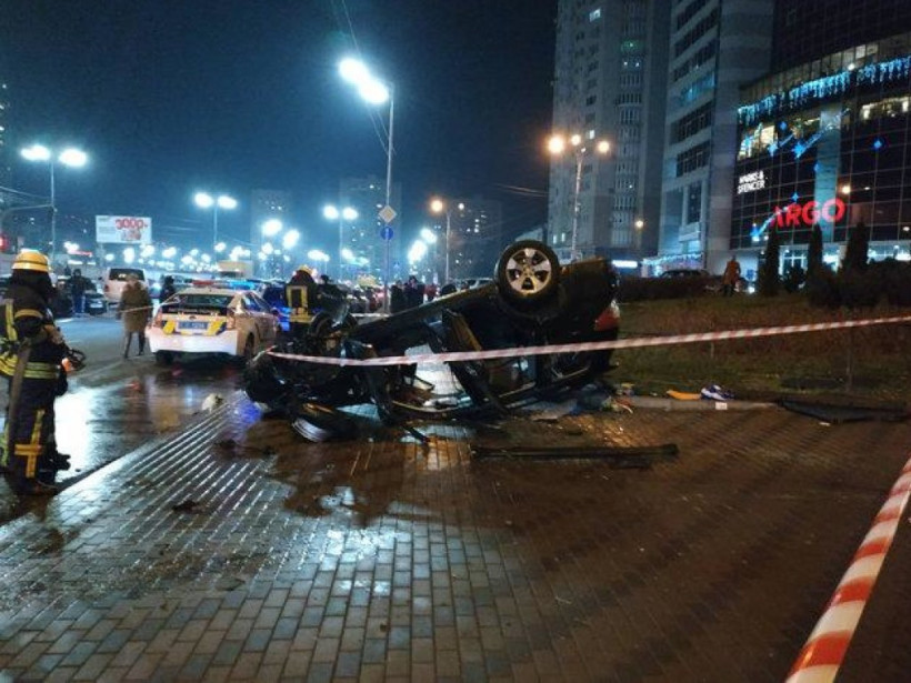 У станции метро «Левобережная» в Киеве с моста на тротуар рухнул автомобиль (ФОТО, ВИДЕО)
