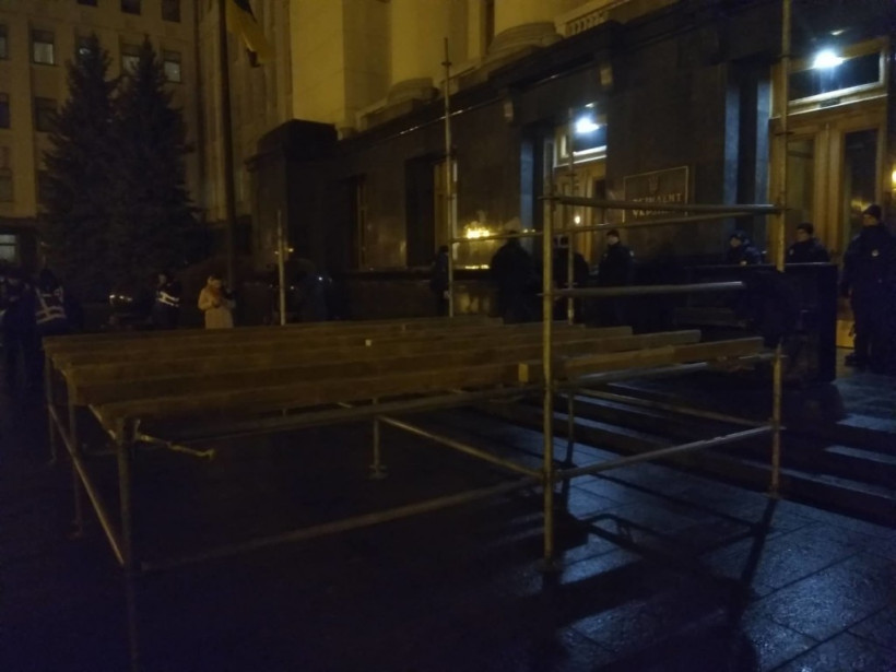 Под Офисом Президента активисты установили агитационную палатку и недостроенную сцену (ФОТО)