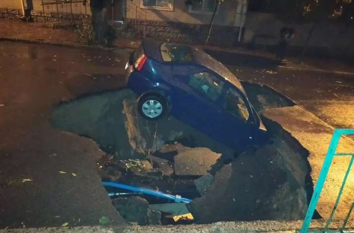 Провалилась бампером вниз: В яме на дороге под Одессой застряла машина, пострадали 3 человека (ФОТО)