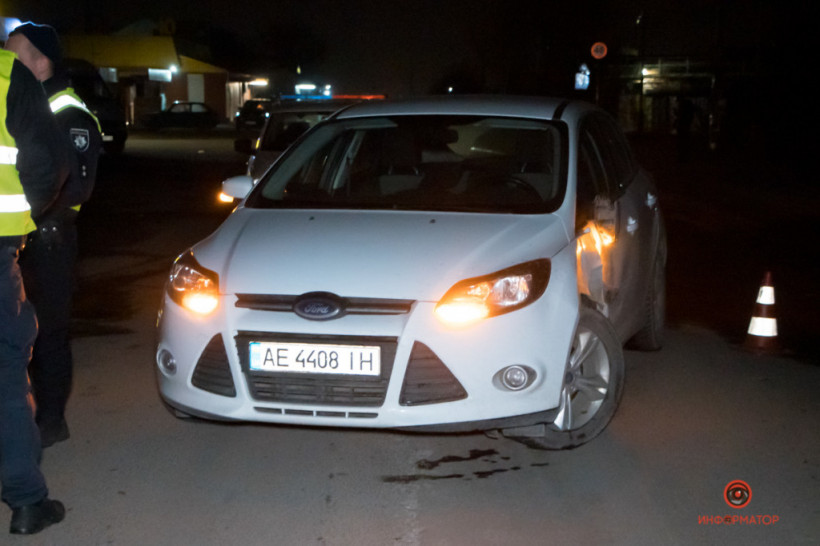 Один автомобиль въехал в столб: в Днепропетровской области столкнулись Renault и Ford (ФОТО, ВИДЕО)