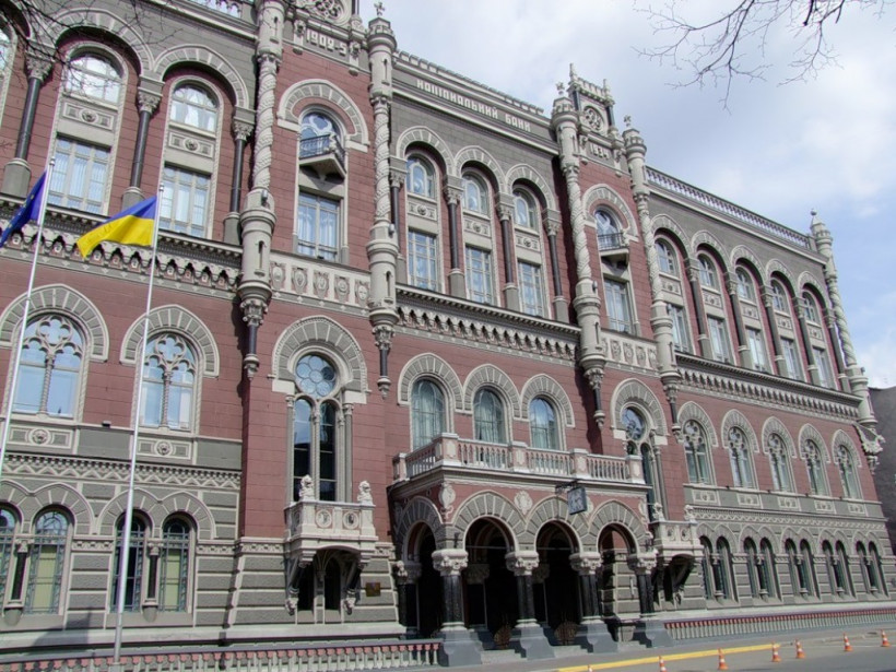 Резервы валюты на казначейском счету Кабмина сократились в 2 раза