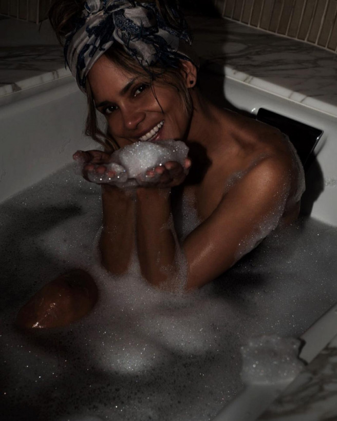 52-летняя Холли Берри опубликовала смелое фото в ванной
