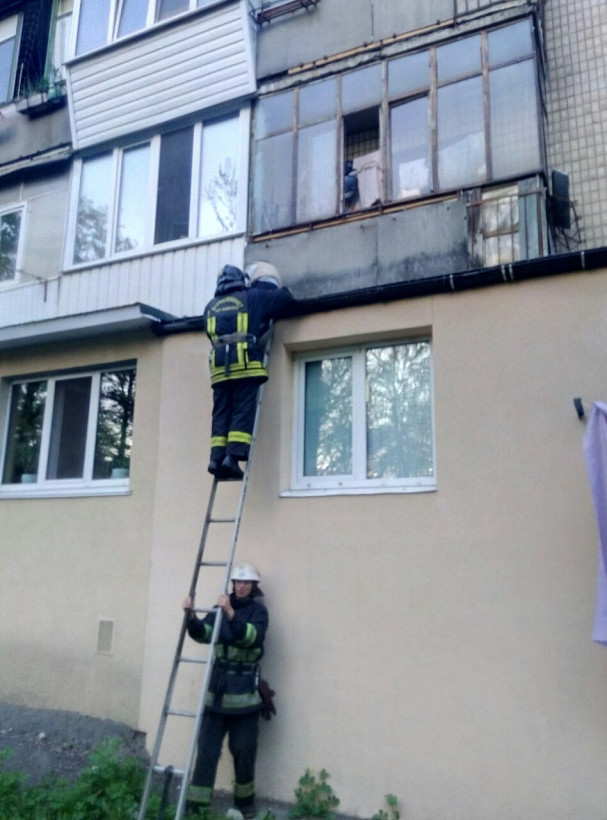 С крыши дома под Киевом сняли плачущего мальчика (ФОТО)