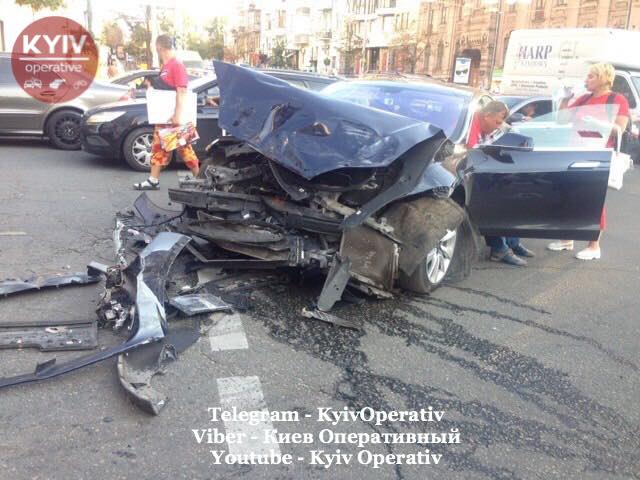 Жуткое ДТП в центре Киева: Range Rover влетел в толпу пешеходов, есть пострадавшие (ФОТО, ВИДЕО)