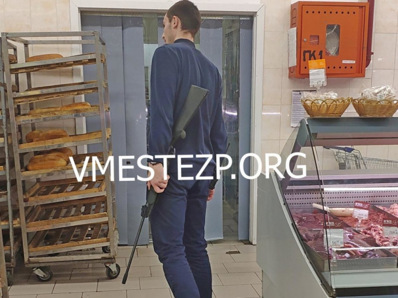 В Запорожье охранник стрелял из винтовки по воробьям в торговом зале супермаркета (ФОТО)