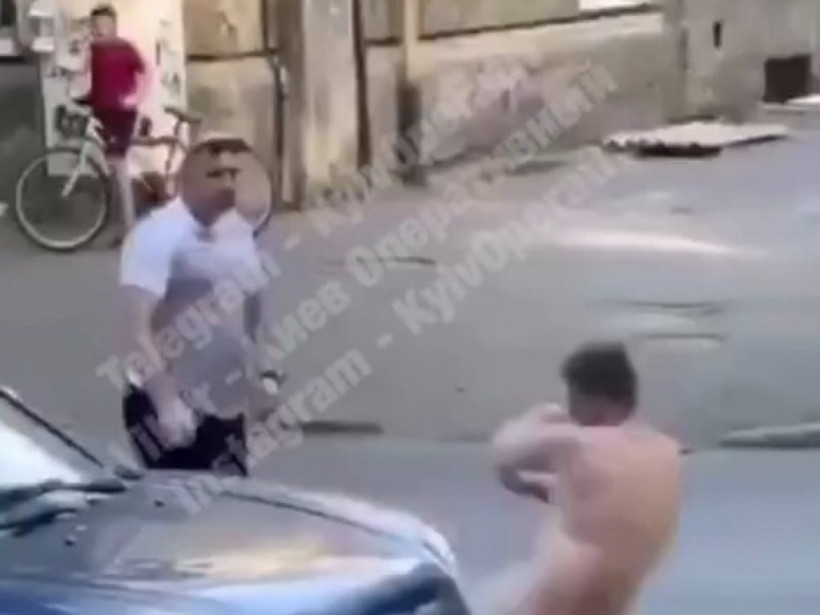 В Киеве голый мужчина препятствовал движению машин (ФОТО)