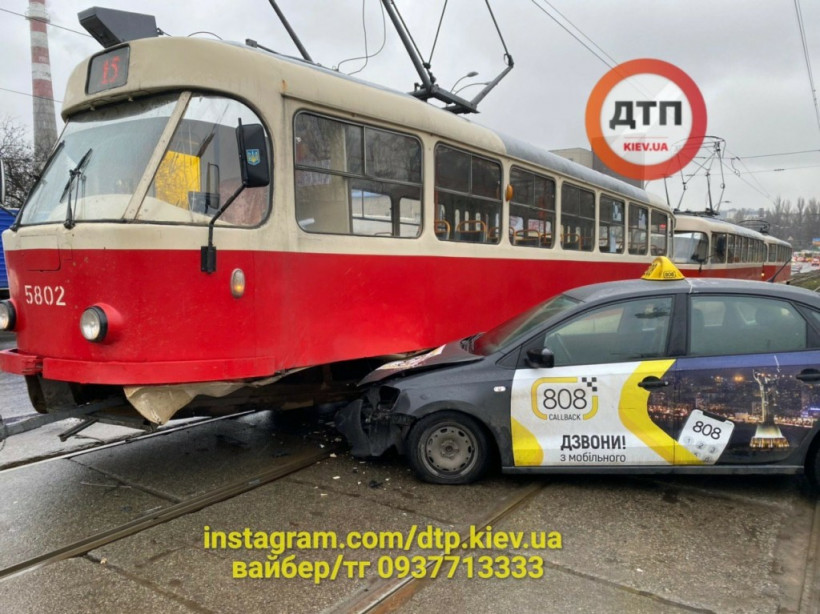 Движение электротранспорта остановлено: в Киеве такси врезалось в трамвай (ФОТО, ВИДЕО)