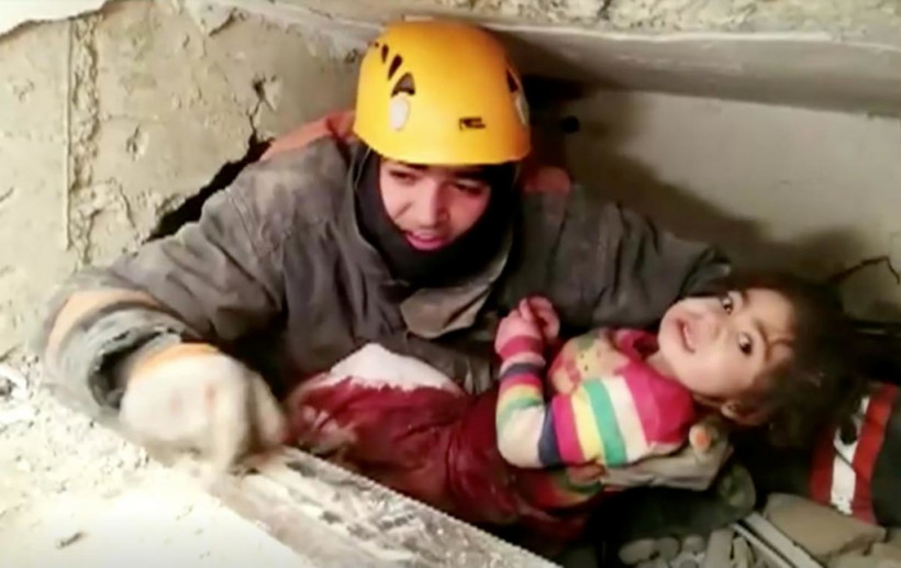 Землетрясение в Турции: спасатели достали из-под завалов мать ребенком (ФОТО, ВИДЕО)