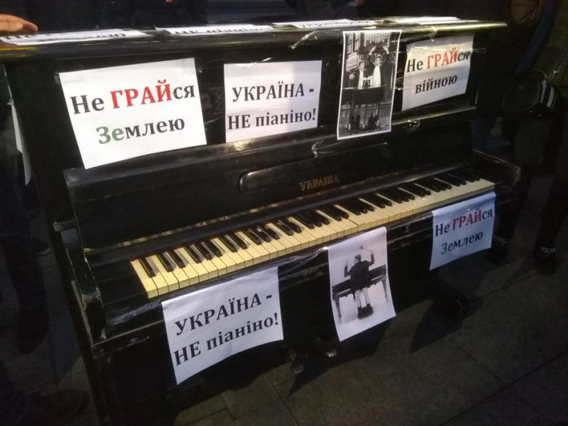 Зеленскому припомнили скандальный номер в «Квартале»: Националисты принесли к ОП пианино (ФОТО)