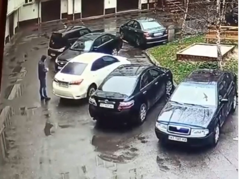 В Ивано-Франковске мужчина среди белого дня сжег авто на стоянке (ФОТО)