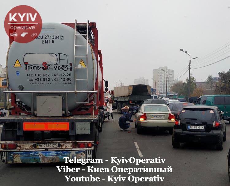 В Киеве произошло массовое ДТП: движение парализовано (ФОТО)