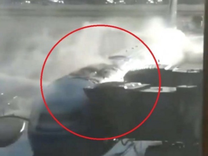 В аэропорту Пекина загорелся самолет с пассажирами (ВИДЕО)