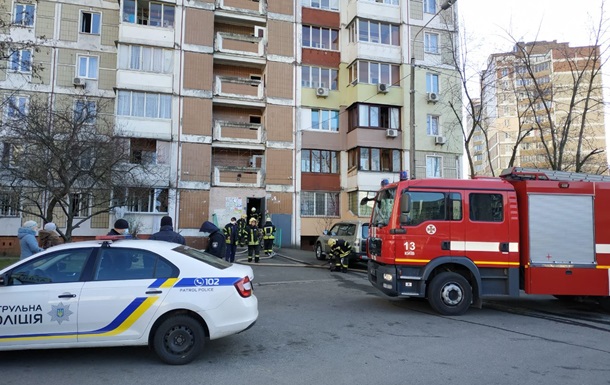 В киевской многоэтажке пожар спровоцировал взрыв (ФОТО)