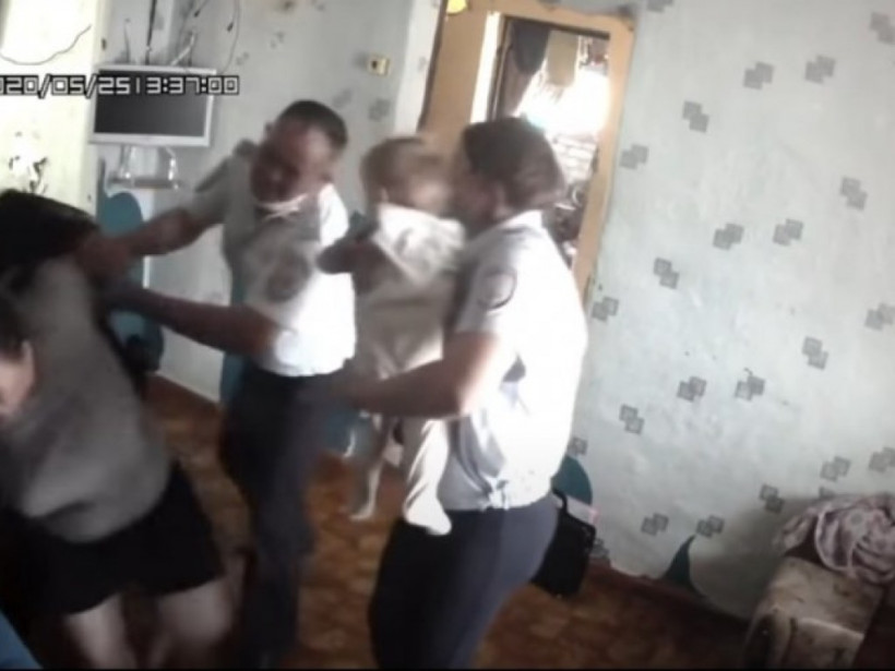 Многодетная семья пожаловалась на аварийный дом: власти без суда отобрали  у женщины ее детей - СМИ (ФОТО, ВИДЕО)