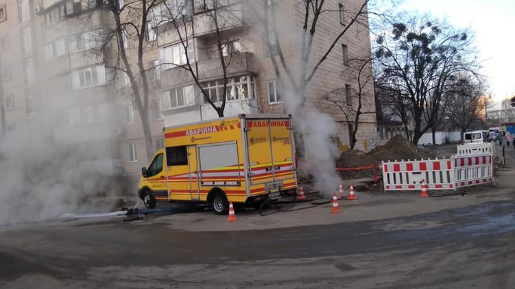 Снова коммунальная авария: на Виноградаре в Киеве прорвало трубу с кипятком (ФОТО)