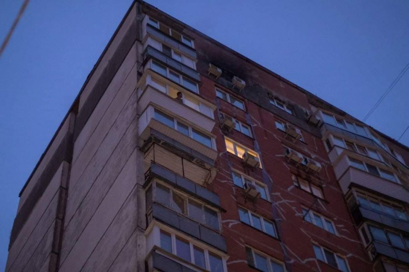 В Киеве на Виноградаре пожарные спасли жильцов и собаку из горящей квартиры на 16-м этаже (ФОТО)