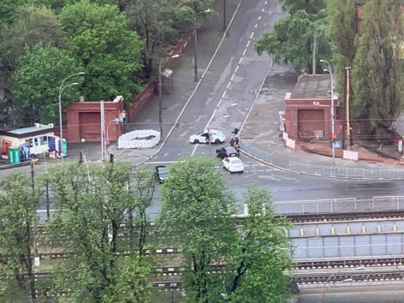 В поминальное воскресенье на столичном кладбище заметили много автомобилей: что происходит (ФОТО)