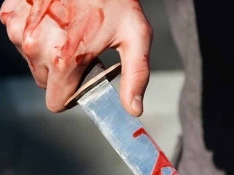 В Киеве во время пьяной драки мужчину ранили ножом в грудь 