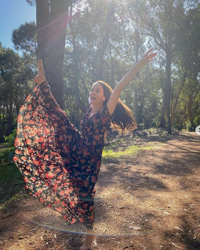 «Ты сияешь»: 43-летняя Наталья Орейро во время танцев в лесу удивила фанатов растяжкой (ФОТО)