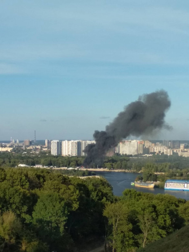 В Киеве в Гидропарке горит клуб: Дым видно с Подола (ФОТО)