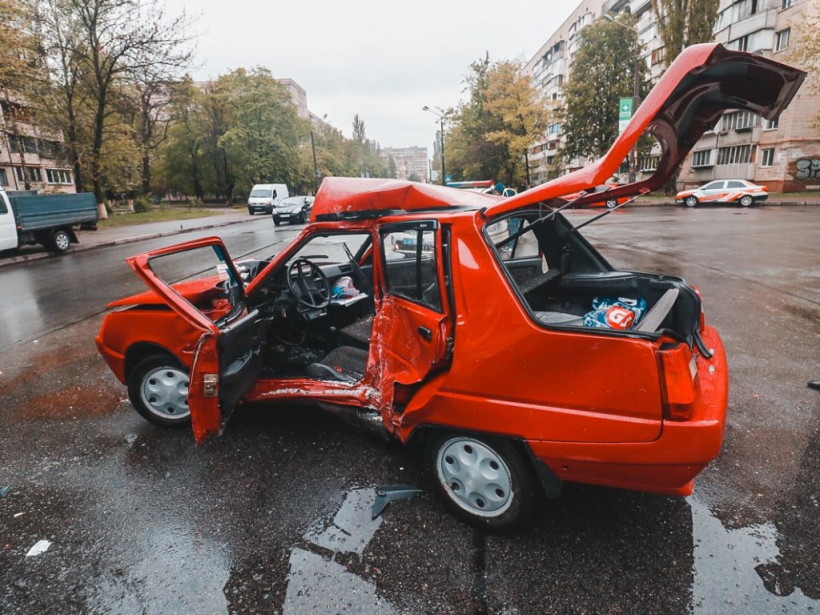 На Святошино в Киеве маршрутка смяла «Славуту», пострадали дети (ФОТО, ВИДЕО)