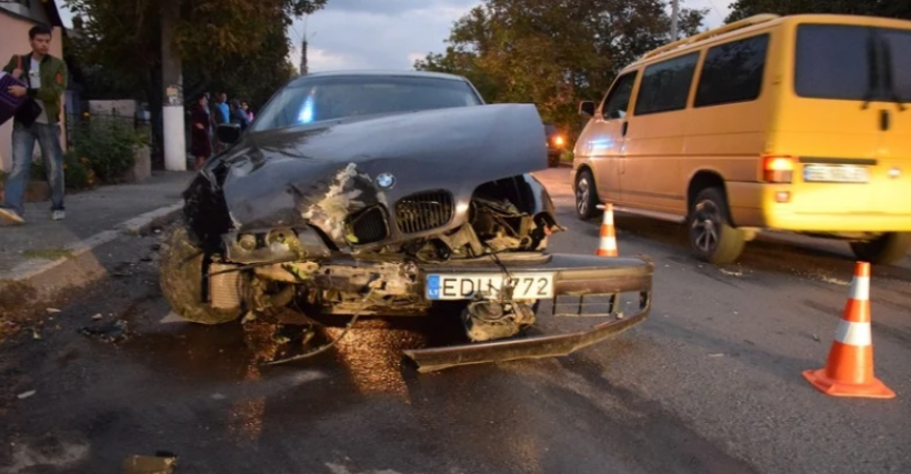 В Николаеве столкнулись «Жигули» и BMW: пострадали ребенок и мужчина (ФОТО)