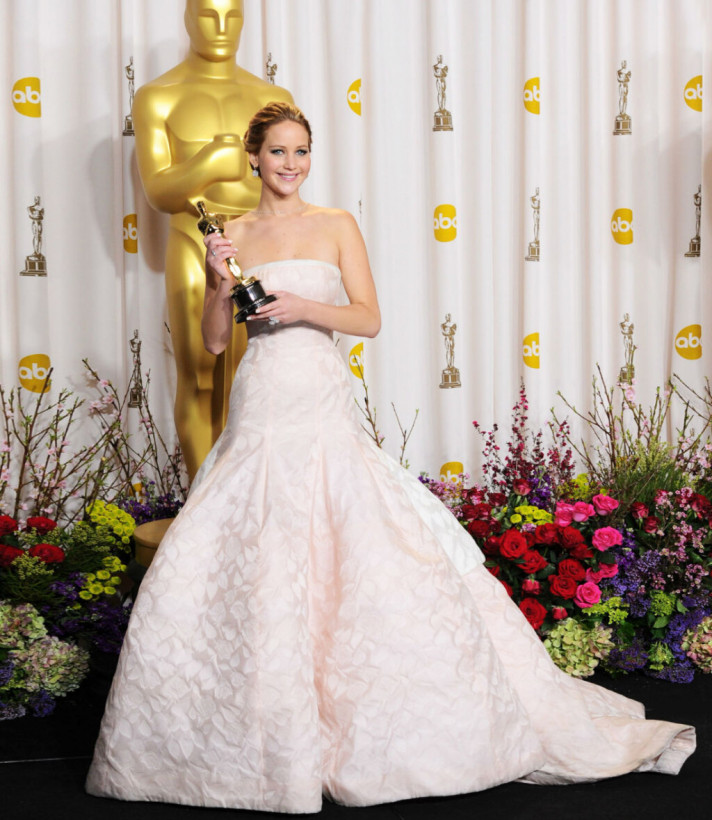 Лучшие наряды голливудской актрисы Дженнифер Лоуренс: фанаты восхищаются своим кумиром (ФОТО)
