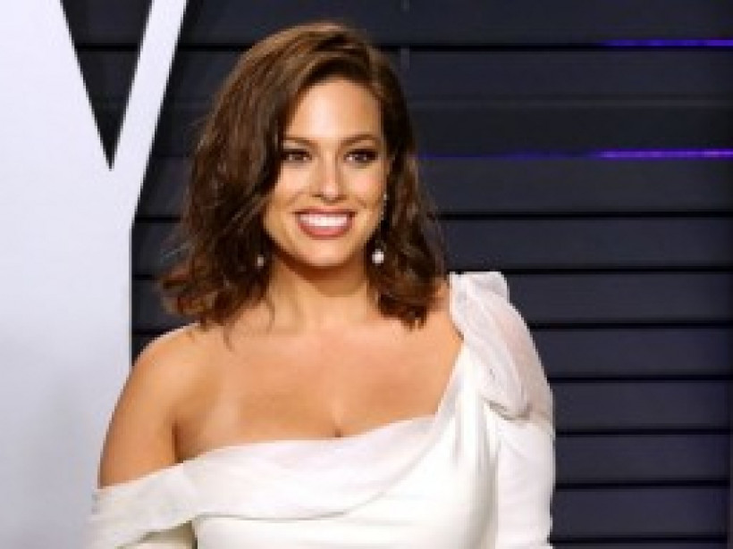 Популярная plus size модель нелепым образом лишилась переднего зуба (ВИДЕО)