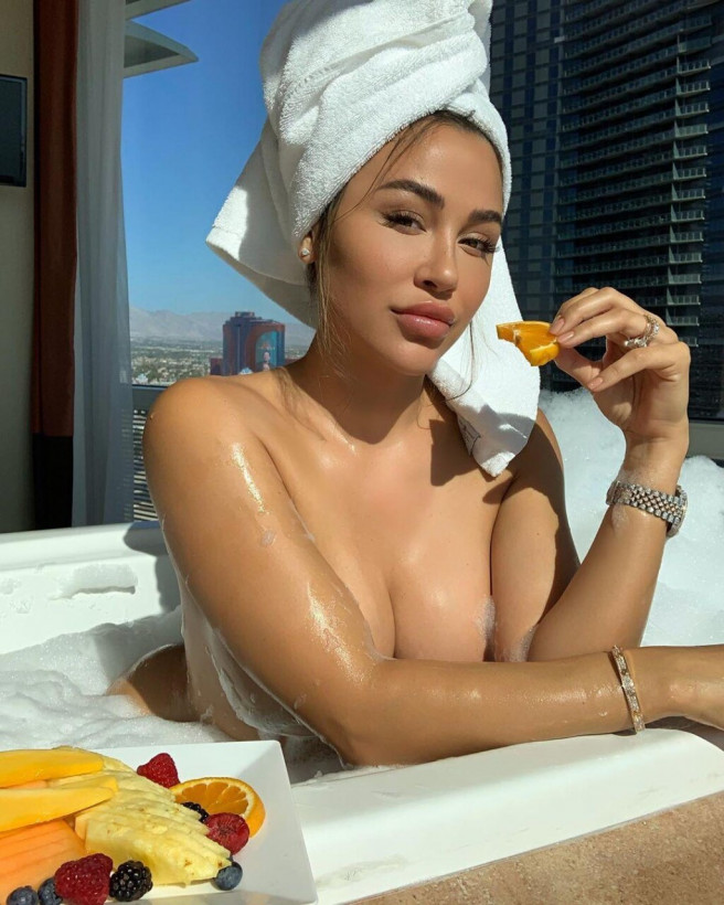Известная модель показала свое фото из ванной с персиком и восхитила Сеть