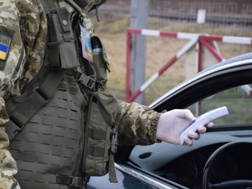 Во Львовской области немка попыталась вывести в ЕС машину с нелегалами