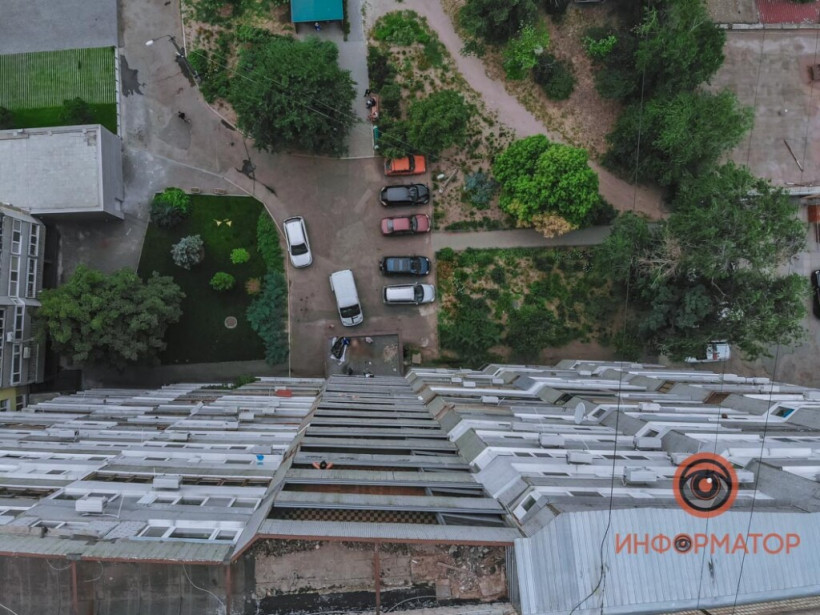 В Днепре на козырёк над подъездом упал мужчина: выбросился из окна 14 этажа (ФОТО)