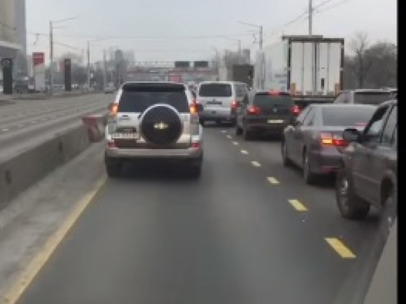 В Киеве автохам не пускал едущую к ребенку «скорую» (ВИДЕО)