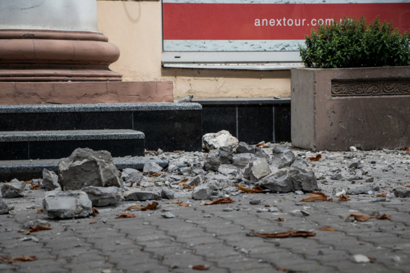 В Днепре куски бетона с крыши упали на тротуар с прохожими (ФОТО, ВИДЕО)