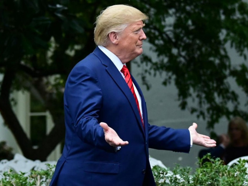 Приклеилась  к ботинку: Трамп угодил в конфуз с туалетной бумагой (ФОТО)
