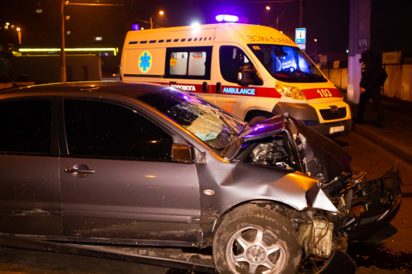 В Днепре водитель Mitsubishi врезался в столб: пострадал водитель и пассажирка (ФОТО)