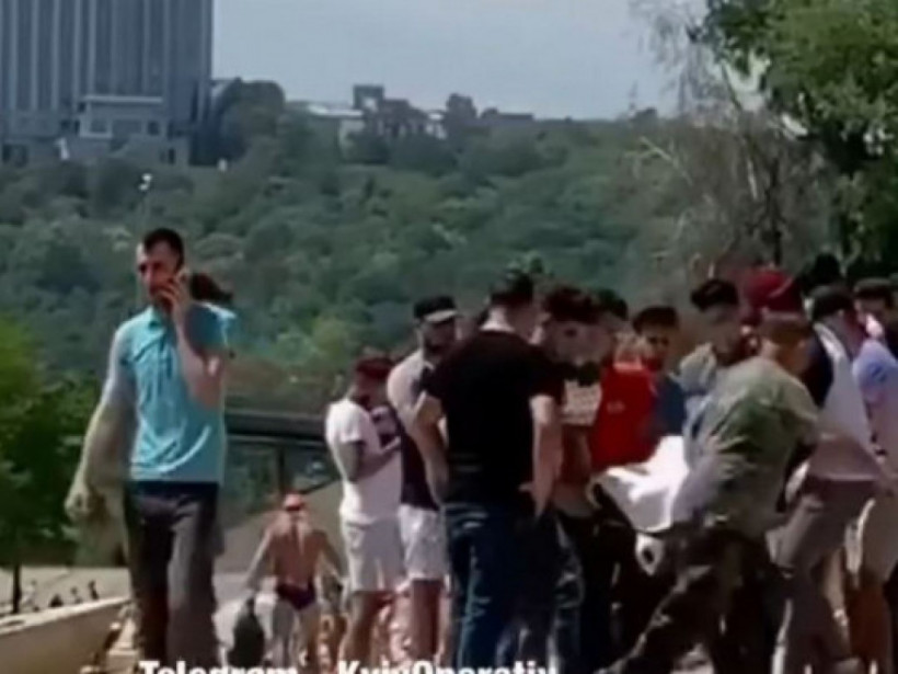 В Киеве утонул парень: плыл к другому берегу, обогнав друзей (ФОТО, ВИДЕО)