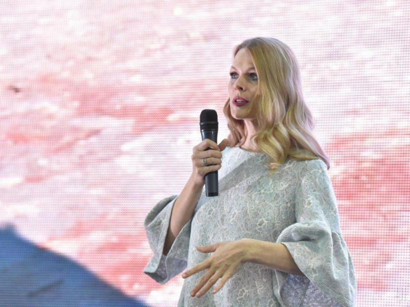 Оля Фреймут покорила фанатом нежным фото в белом платье