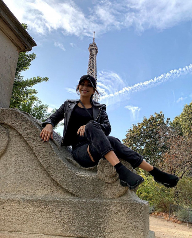 41-летняя Ани Лорак показала интригующие фото из Парижа