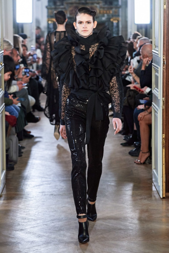 Новые осенние тренды: в моду входят волнообразные воротники  и рюши в стиле Пьеро (ФОТО)