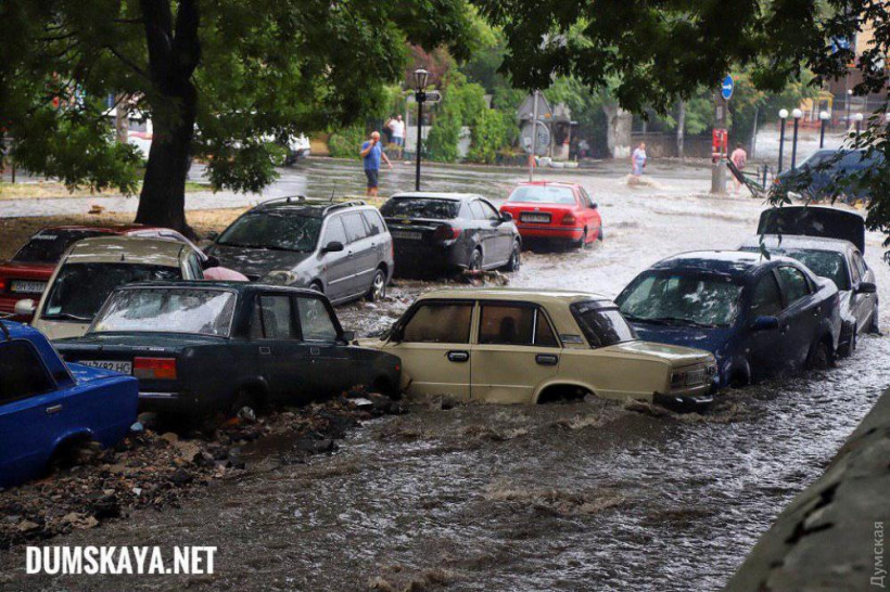 В Одессе прошел мощный ливень: Улицы затоплены, транспорт парализован (ФОТО)