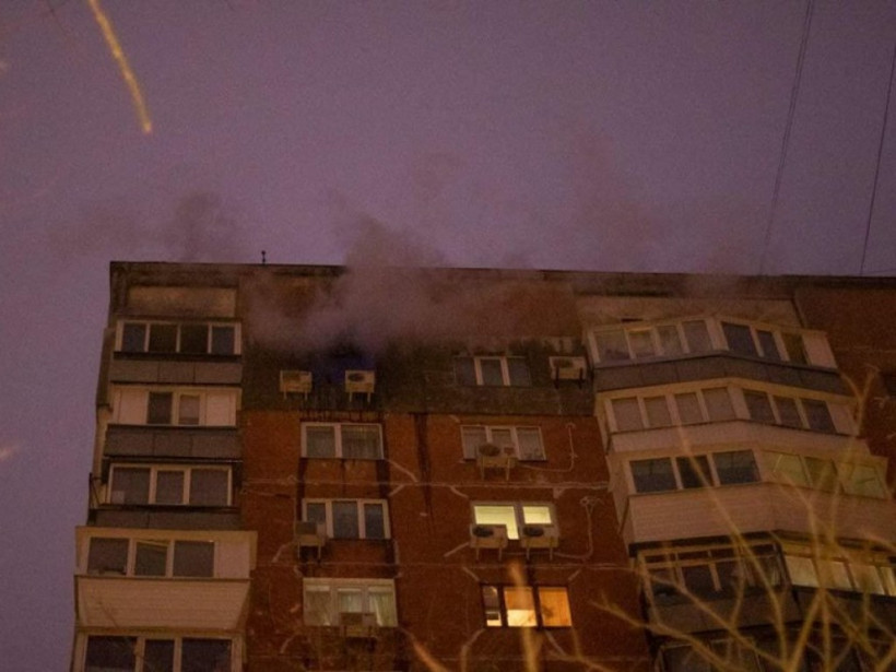 В Киеве на Виноградаре пожарные спасли жильцов и собаку из горящей квартиры на 16-м этаже (ФОТО)